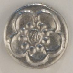 Chrysanthemum, tiny mum Pewter Button, 1/2″, 143